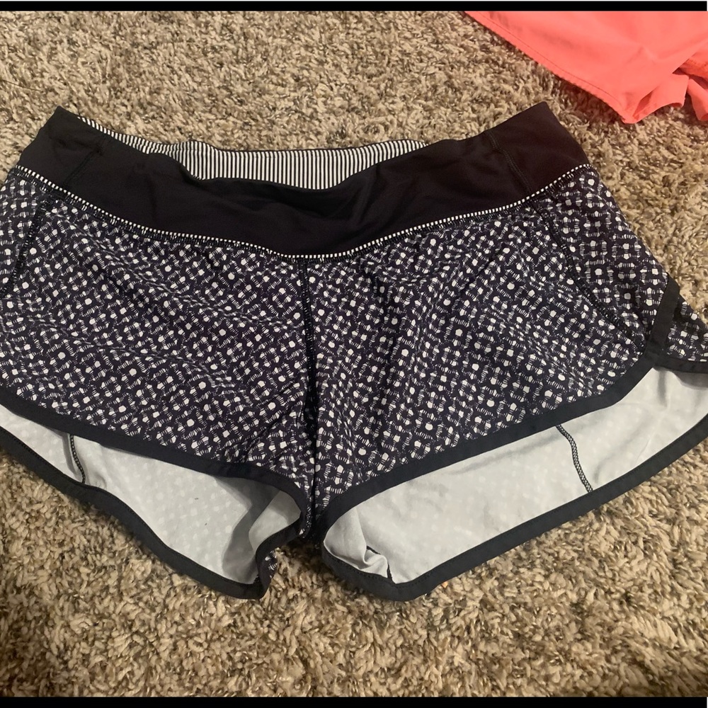 Black and White Sz 8 lulu shorts with gold accent